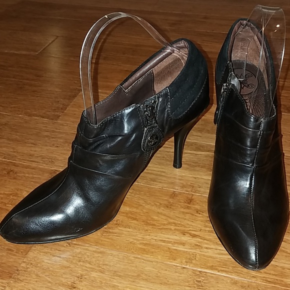 MODERN VINTAGE size 8 black buttery leather bootie 3.5” heel with side zip. - Picture 4 of 8